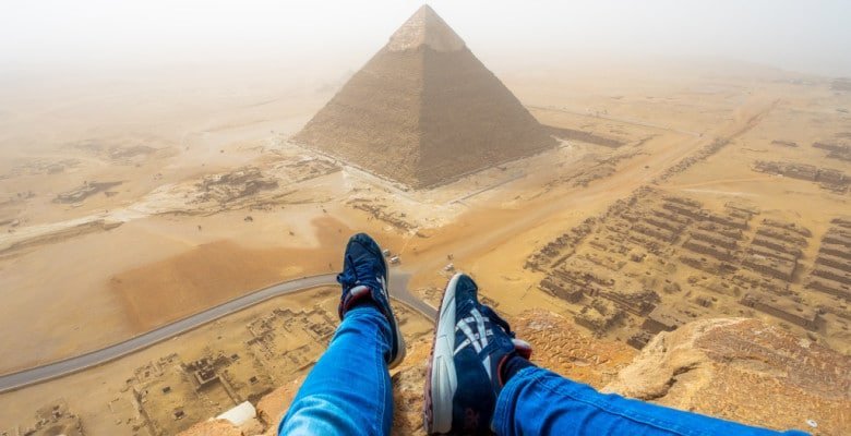 Joven alemán se graba escalando ilegalmente la pirámide de Giza