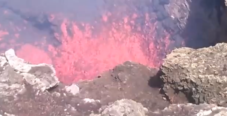 Un excursionista graba el interior del Villarrica en plena actividad volcánica