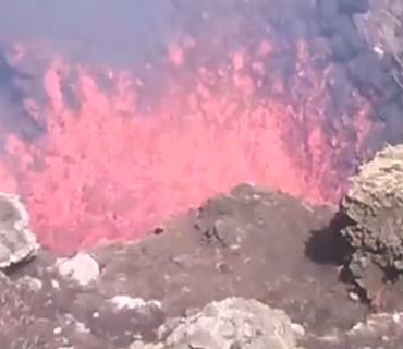 Un excursionista graba el interior del Villarrica en plena actividad volcánica